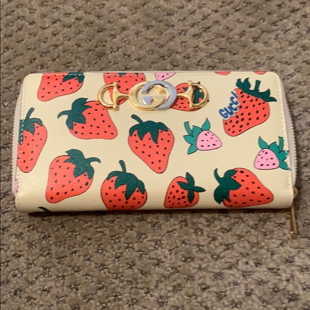Brand NEW Gucci Strawberry Wallet 🍓